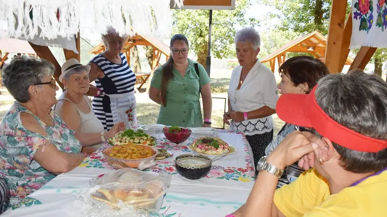 Nemzedékek találkozója a Dédai-tónál