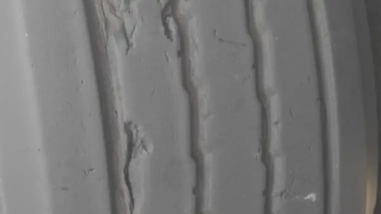 Sérült gumiabronccsal közlekedett az M3-as autópályán