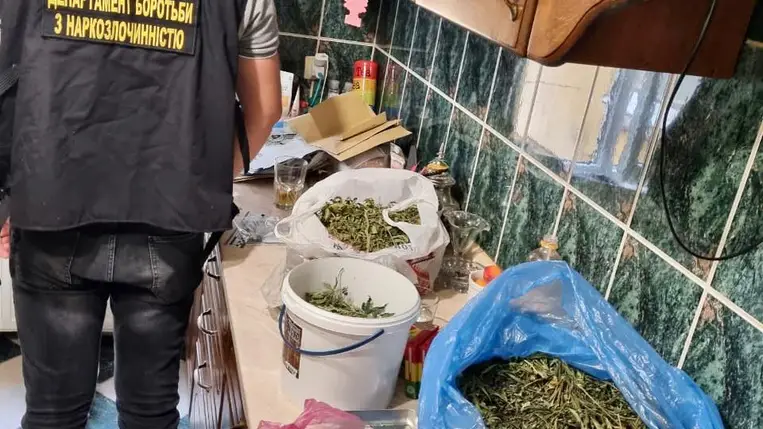 Kárpátalján fél kilogramm kábítószert és egymillió hrivnya értékű cigarettát foglaltak le két nőtől. Fotó: Nemzeti Rendőrség