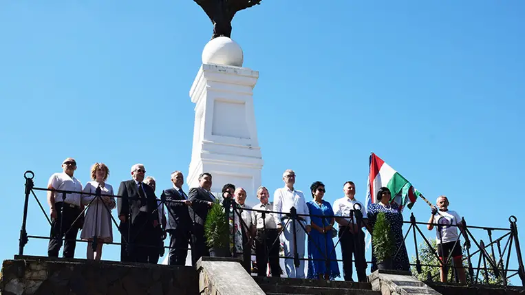 Csöndes főhajtás tiszaújlaki turulmadaras emlékműnél. Fotó: Kovács Elemér