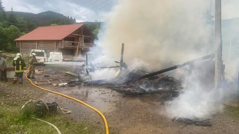 Tiszaújlakon kigyulladt egy épület