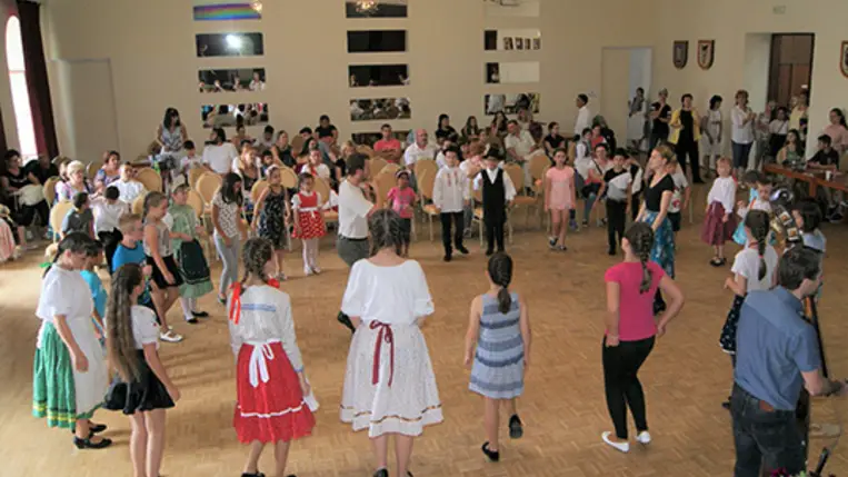 A Hagyományok Háza Hálózat-Szlovákia a Szlovákiai Magyar Művelődési Intézet partnereként Június 6-7-én rendezi Gombaszögön a XII. Ipolyi Arnold Népmesemondó Verseny döntőjét.