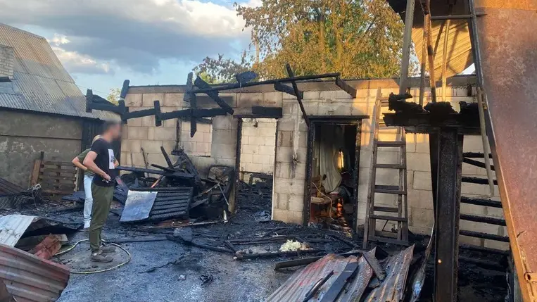 Kárpátalján kiégett egy garázs a benne lévő gépkocsival együtt