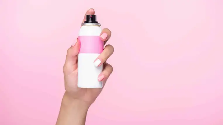 Szöszhenger helyett hajlakk! ﻿12 dolog, amire a hajlakkodat használhatod