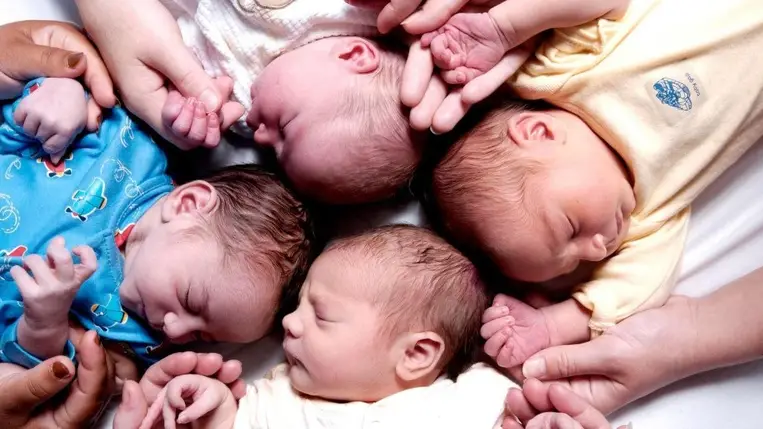 Orvosi csoda történt Horvátországban, úgy született egyszerre négy gyerek, hogy nem ikrek