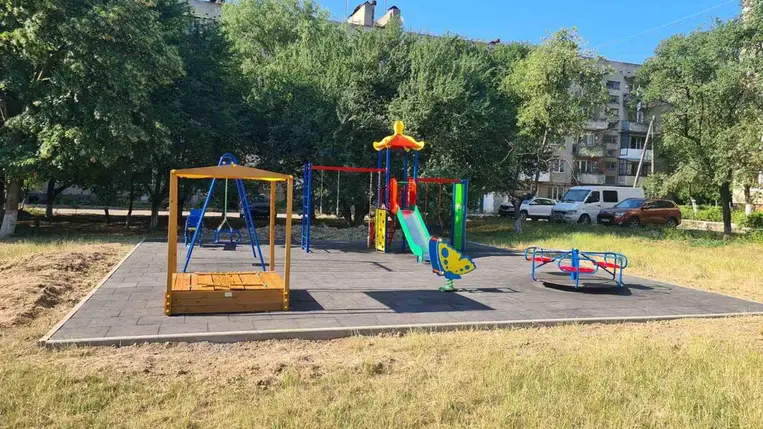 Áttelepült vállalkozás jóvoltából épült játszótér Beregszászban 