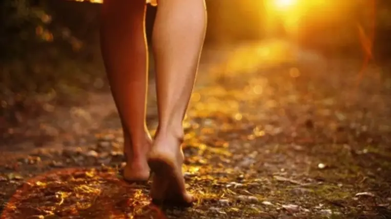 Nyári lábápolás: tippek repedezett sarokra