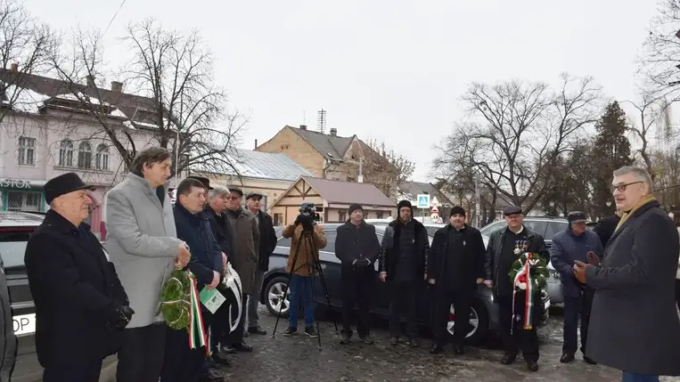 Koszorúzás a Kölcsey-emléktáblánál Beregszászon