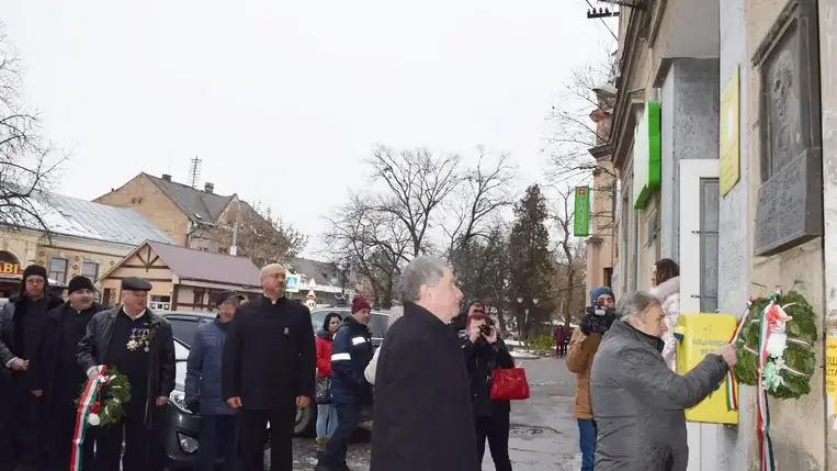 Koszorúzás a Kölcsey-emléktáblánál Beregszászon