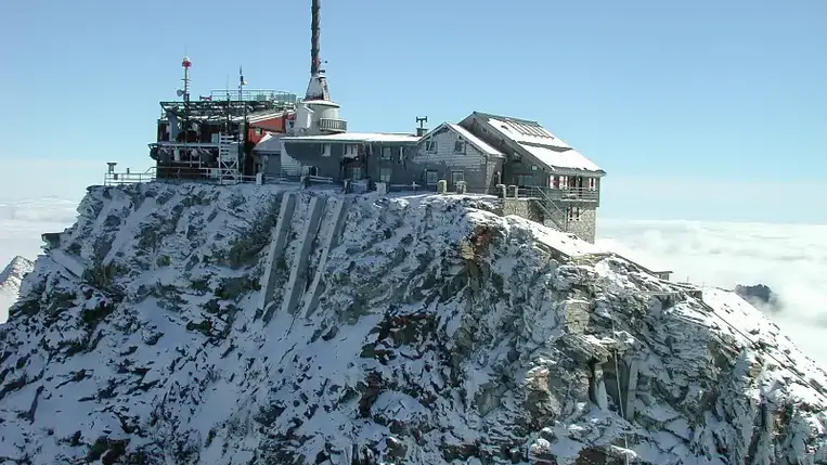 Több ezer tonna műanyagrészecskével telítődött a hó az Alpokban
