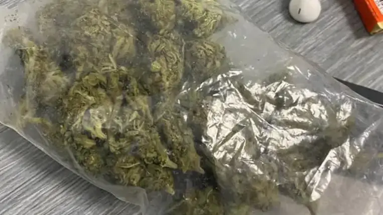 Egy gyanúsan viselkedő férfinél kábítószerre hasonlító anyagot fedeztek fel az ungvári rendőrök. Fotó: Kárpátaljai Járőrszolgálat