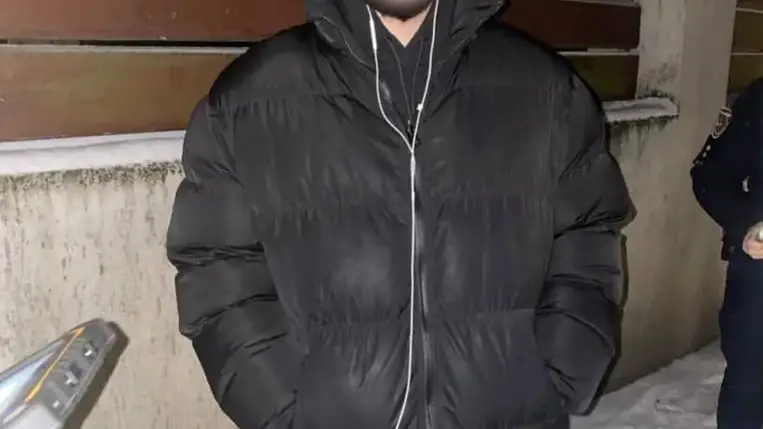 Egy gyanúsan viselkedő férfinél kábítószerre hasonlító anyagot fedeztek fel az ungvári rendőrök. Fotó: Kárpátaljai Járőrszolgálat