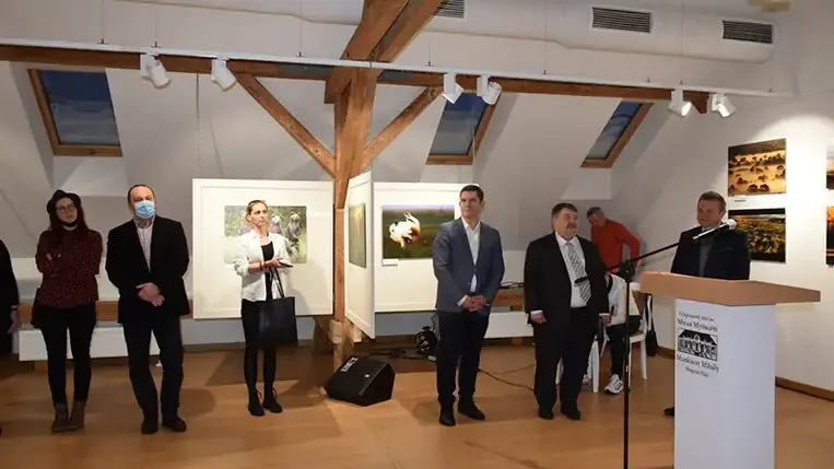 A magyar kultúra napja előestéjén Magyarország Ungvári Főkonzulátusának szervezésében fotókiállításra került sor a Munkácsy Mihály Magyar Házban. A Latorca-parti város lakói és az érdeklődők ennek a csodálatos impozáns épületnek a galériatermében ezúttal a V4 országainak természeti szépségeit bemutató fényképekben gyönyörködhetnek február 20-ig.