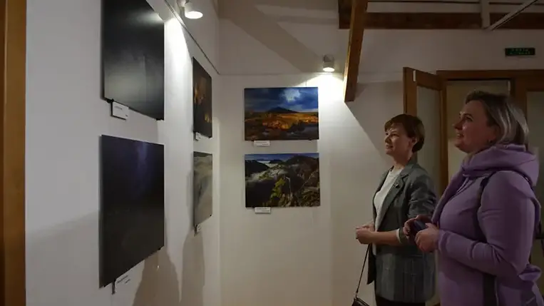 A magyar kultúra napja előestéjén Magyarország Ungvári Főkonzulátusának szervezésében fotókiállításra került sor a Munkácsy Mihály Magyar Házban. A Latorca-parti város lakói és az érdeklődők ennek a csodálatos impozáns épületnek a galériatermében ezúttal a V4 országainak természeti szépségeit bemutató fényképekben gyönyörködhetnek február 20-ig.