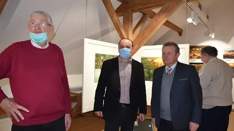 A magyar kultúra napja előestéjén Magyarország Ungvári Főkonzulátusának szervezésében fotókiállításra került sor a Munkácsy Mihály Magyar Házban. A Latorca-parti város lakói és az érdeklődők ennek a csodálatos impozáns épületnek a galériatermében ezúttal a V4 országainak természeti szépségeit bemutató fényképekben gyönyörködhetnek február 20-ig.