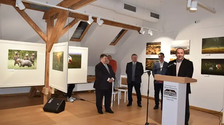 A magyar kultúra napja előestéjén Magyarország Ungvári Főkonzulátusának szervezésében fotókiállításra került sor a Munkácsy Mihály Magyar Házban. A Latorca-parti város lakói és az érdeklődők ennek a csodálatos impozáns épületnek a galériatermében ezúttal a V4 országainak természeti szépségeit bemutató fényképekben gyönyörködhetnek február 20-ig.