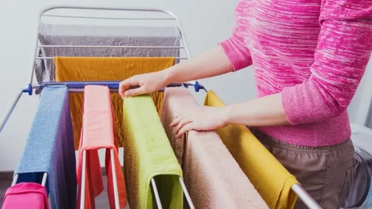 Miért veszélyes, ha a szobában szárítjuk a ruhákat?