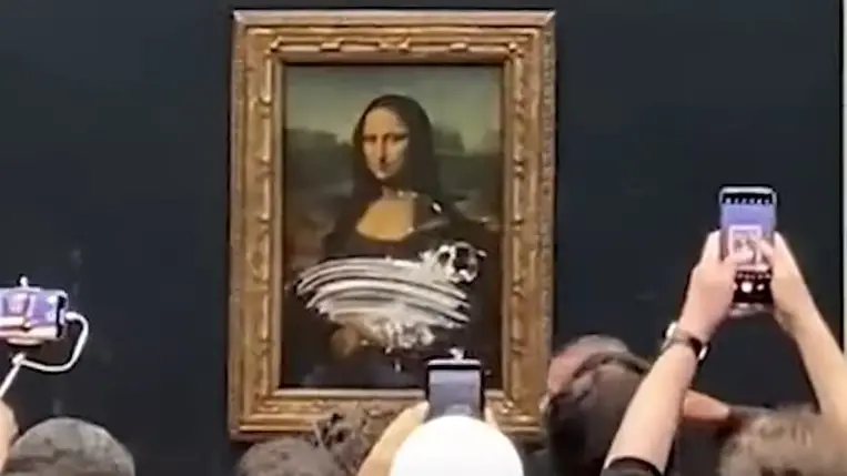 Nőnek öltözött, kerekesszékes férfi tortával támadt Mona Lisára (Video)