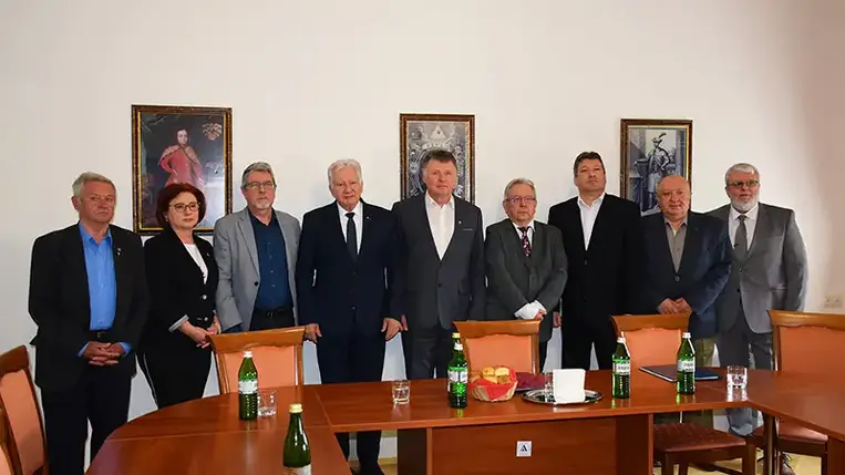 A nagyszerű agrárszakembertől és a széles látószögű politikustól megható volt hallani: már korábban eldöntötte, hogy ha újból elfoglalhatja a parlamentben betöltött korábbi fontos pozícióját, első útja a legtöbb megpróbáltatásnak kitett magyar nemzetrészhez, a kárpátaljaihoz vezet.