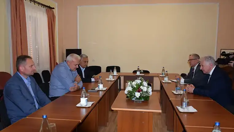 A nagyszerű agrárszakembertől és a széles látószögű politikustól megható volt hallani: már korábban eldöntötte, hogy ha újból elfoglalhatja a parlamentben betöltött korábbi fontos pozícióját, első útja a legtöbb megpróbáltatásnak kitett magyar nemzetrészhez, a kárpátaljaihoz vezet.