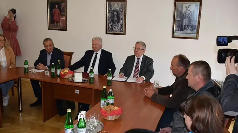 A nagyszerű agrárszakembertől és a széles látószögű politikustól megható volt hallani: már korábban eldöntötte, hogy ha újból elfoglalhatja a parlamentben betöltött korábbi fontos pozícióját, első útja a legtöbb megpróbáltatásnak kitett magyar nemzetrészhez, a kárpátaljaihoz vezet.