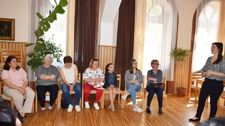 A beregszászi székhelyű Sámuel Alapítvány a kötelékébe tartozó anyák, nagymamák számára ismét bensőséges alkalmat szervezett. Fotó: Kovács Erzsébet