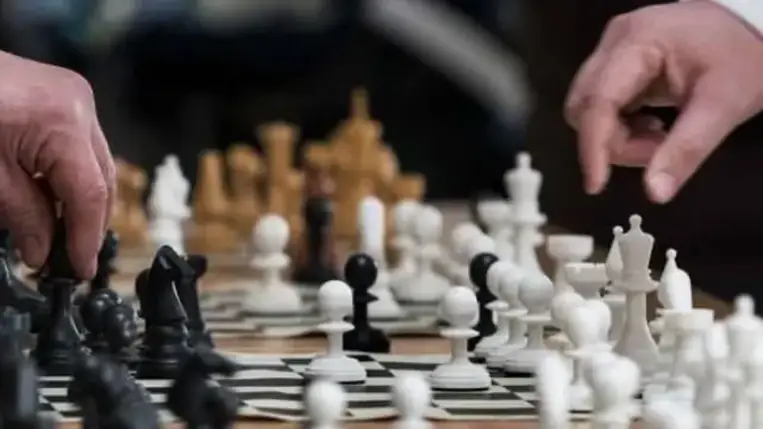 Az orosz sakkozók az év végéig játszhatnak a nemzetközi szövetség zászló alatt 
