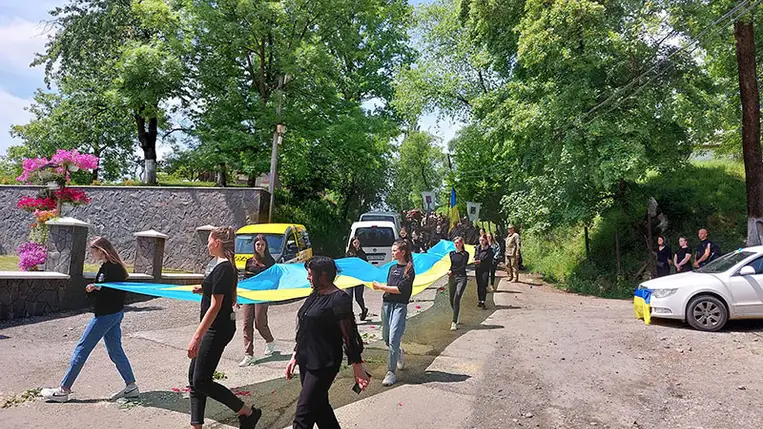 Újabb kárpátaljai halottja van a háborúnak. Popovics Eduardot május 21-én helyezték örök nyugalomra. Fotó: Свято-Покровська парафія с. Сільце