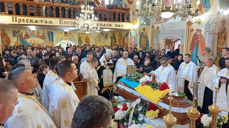 Újabb kárpátaljai halottja van a háborúnak. Popovics Eduardot május 21-én helyezték örök nyugalomra. Fotó: Свято-Покровська парафія с. Сільце