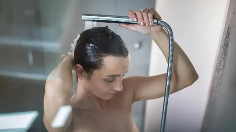 Este vagy reggel jobb zuhanyozni? Ekkor a legcélszerűbb