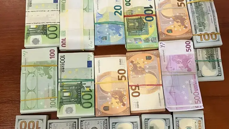 Aranyrudak és rengeteg valuta: Külföldre akart szökni apa és fia Kárpátalján