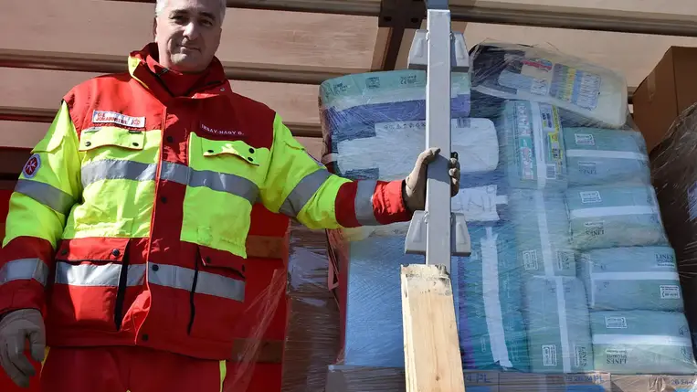 A február 24-én orosz-ukrán háború kitörése óta igen sok ország nyújt humanitárius segítséget Ukrajnának. Civil szervezetek, magánszemélyek kezdtek adományok gyűjtésébe, hogy segítsék azt a több millió ukrán menekültet, akik a bombázások miatt voltak kénytelenek elhagyni otthonaikat, s nem is tudják, hogy lesz-e hová visszatérniük… Az adományokat a karitatív szervezetek fogadják, köztük a Beregszászi Járási Máltai Szeretetszolgálat, melynek munkatársai, önkéntesei keményen helytállnak nap mint nap.