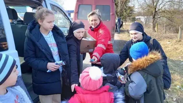 A február 24-én orosz-ukrán háború kitörése óta igen sok ország nyújt humanitárius segítséget Ukrajnának. Civil szervezetek, magánszemélyek kezdtek adományok gyűjtésébe, hogy segítsék azt a több millió ukrán menekültet, akik a bombázások miatt voltak kénytelenek elhagyni otthonaikat, s nem is tudják, hogy lesz-e hová visszatérniük… Az adományokat a karitatív szervezetek fogadják, köztük a Beregszászi Járási Máltai Szeretetszolgálat, melynek munkatársai, önkéntesei keményen helytállnak nap mint nap.
