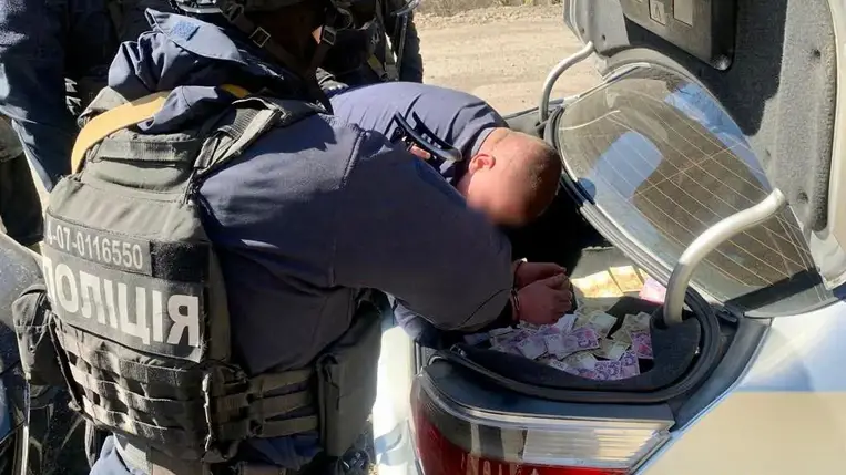 A kárpátaljai rendőrök elfogtak egy védelmi pénzt követelő férfit