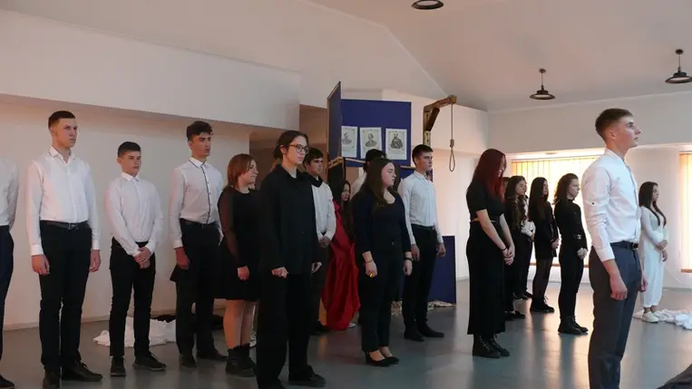 Az aradi vértanúkra emlékeztek a Rákóczi Főiskola szakgimnáziumának diákjai. Fotó: Kovács Erzsébet