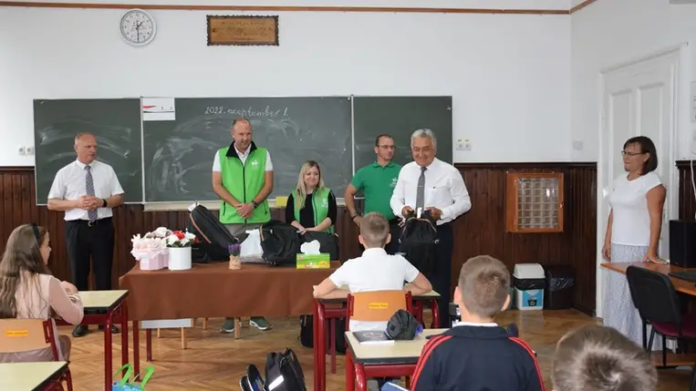 Iskolatáskák és tanszerek a Magyar Református Szeretetszolgálattól