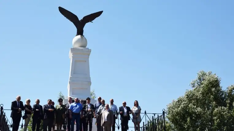 Megemlékezés a turulmadaras emlékműnél - Hit, bölcsesség, áldozatvállalás. Fotó: Kovács Elemér