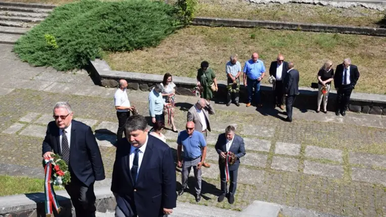 Megemlékezés a turulmadaras emlékműnél - Hit, bölcsesség, áldozatvállalás. Fotó: Kovács Elemér Megemlékezés a turulmadaras emlékműnél - Hit, bölcsesség, áldozatvállalás. Fotó: Kovács Elemér