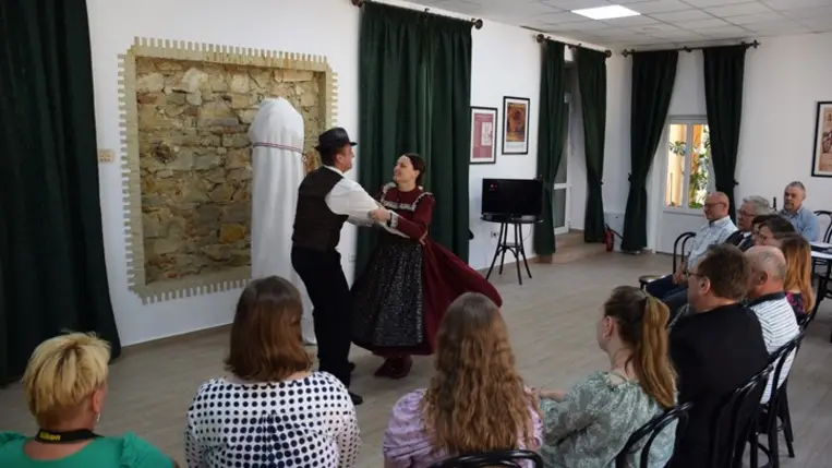 Szoboravató a Kárpátaljai Megyei Magyar Drámai Színházban. Fotó: Kárpátinfo/Kovács Elemér