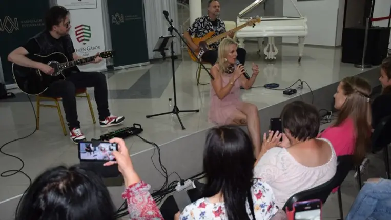 Kárpátaljai Kultúrkaraván: Felejthetetlen nyáreste Wolf Katival. Fotó: Kárpátinfo/Kovács Elemér