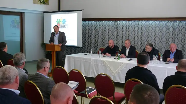 A Kárpátaljai Határmenti Önkormányzatok Társulásának közgyűlésén: előtérben a határon átnyúló pályázatok. (Fotó: Kárpátinfo/Kovács Elemér)