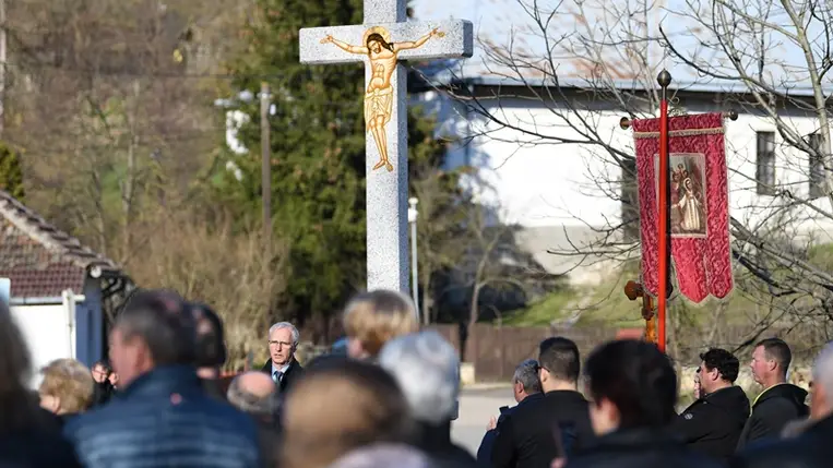 Soltész Miklós, a Miniszterelnökség egyházi és nemzetiségi kapcsolatokért felelős államtitkára beszédet mond a község központjában felépített kereszt megáldásával egybekötött ünnepségen a Borsod-Abaúj-Zemplén vármegyei Komlóskán 2023. március 18-án. MTI/Balázs 