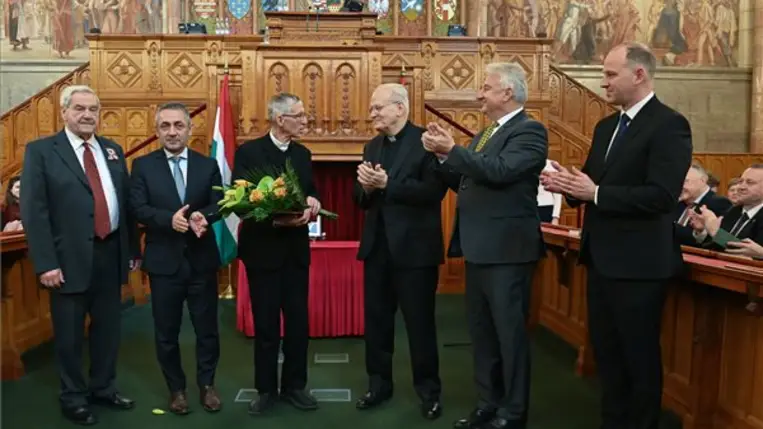 Martényi Árpád, az Esterházy János Emlékbizottság elnöke (b1), Potápi Árpád János nemzetpolitikáért felelős államtitkár (b2), Majnek Antal nyugalmazott munkácsi római katolikus püspök, az Esterházy-díj kitüntetettje (b3), Erdő Péter bíboros, esztergom-budapesti érsek (b4), Semjén Zsolt nemzetpolitikáért felelős miniszterelnök-helyettes (b5) és Csáky Csongor, a Rákóczi Szövetség elnöke (b6) a Rákóczi Szövetség Esterházy János mártírsorsú felvidéki politikus emlékére rendezett ünnepségén és díjátadóján az Ors