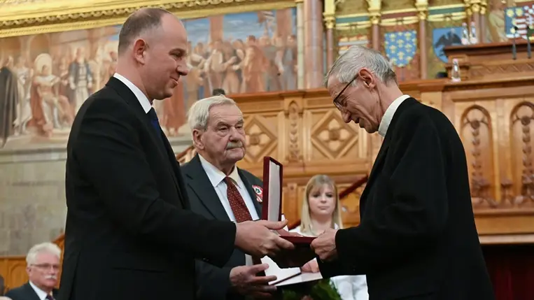 Csáky Csongor, a Rákóczi Szövetség elnöke (b) és Martényi Árpád, az Esterházy János Emlékbizottság elnöke (k) átadja az Esterházy-díjat Majnek Antal nyugalmazott munkácsi római katolikus püspöknek (j) a Rákóczi Szövetség Esterházy János mártírsorsú felvidéki politikus emlékére rendezett ünnepségén és díjátadóján az Országház Felsőházi termében 2023. március 12-én. MTI/Bruzák Noémi