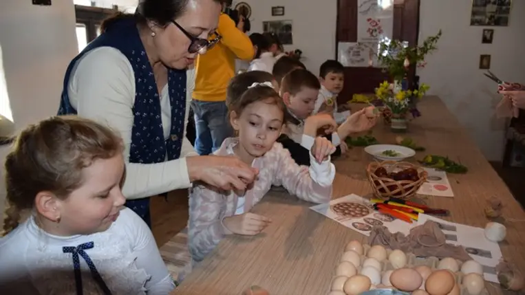 Húsvétváró a Nagyberegi Tájházban - Hímeskészítés és locsolkodás. Fotó: Kárpátinfo/Kovács Erzsébet