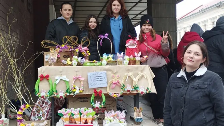 Segítség a fronton harcolóknak - Jótékonyági húsvéti vásár Beregszász főterén