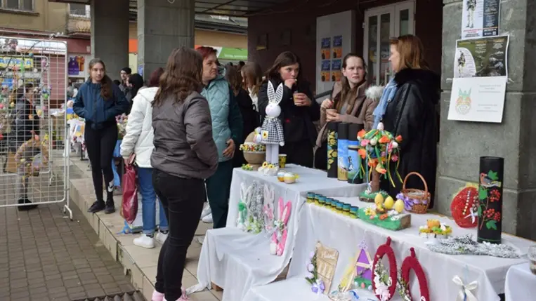 Segítség a fronton harcolóknak - Jótékonyági húsvéti vásár Beregszász főterén