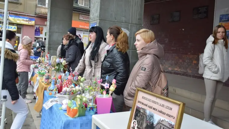 Segítség a fronton harcolóknak - Jótékonyági húsvéti vásár Beregszász főterén
