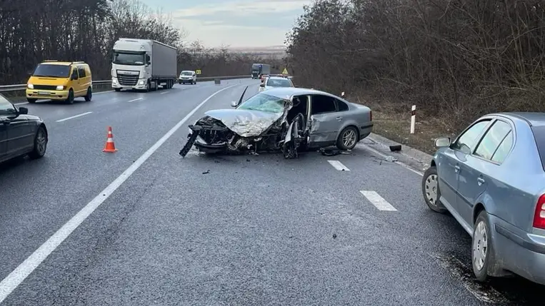 Egy 38 éves férfi meghalt, további két ember pedig megsérült egy kárpátaljai balesetben. Fotó: Nemzeti Rendőrség
