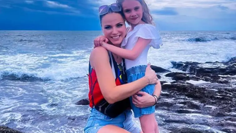 Péter Szabó Szilvia lánya már 7 éves: Emma szőke angyal a fotón